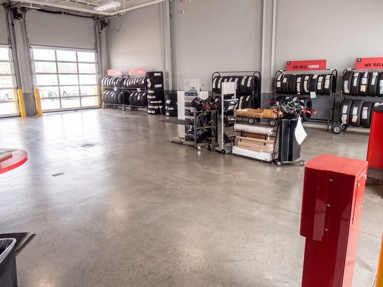 More Photos Of 16042 1st Ave S, Burien Auto Dealership For Sale