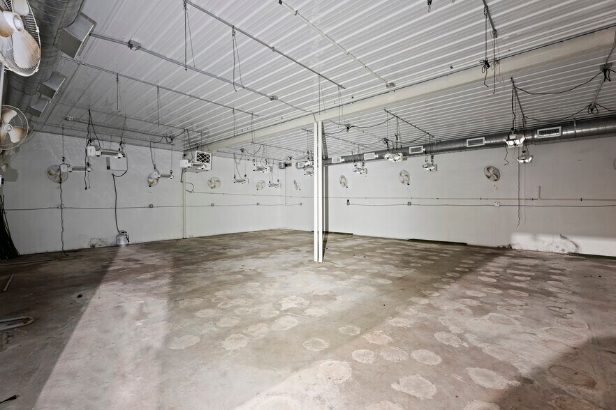 More Photos Of 57530 E Highway 59, Fairland Manufacturing For Sale