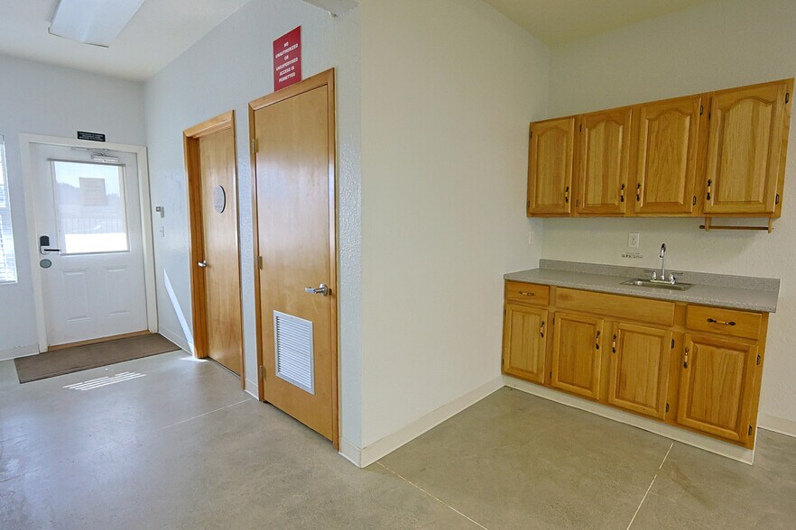 More Photos Of 137 Hall Ave, Coos Bay Office For Sale