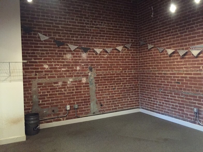 More Photos Of 1553-1557 Madison Ave, Memphis Storefront Retail Office For Sale