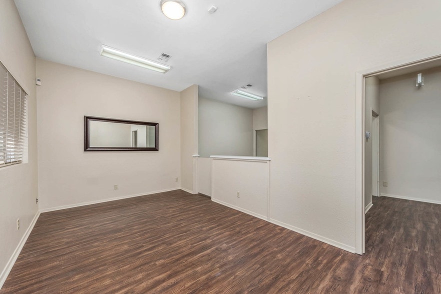 More Photos Of 1803 Greenfield Plz, Bryan Office For Lease