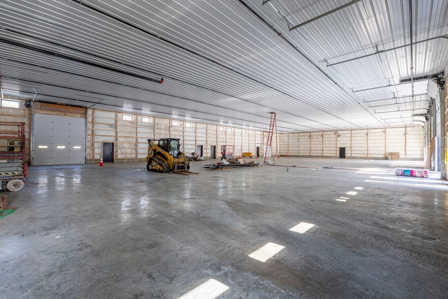 More Photos Of 32 London Ln, Seabrook Warehouse For Lease