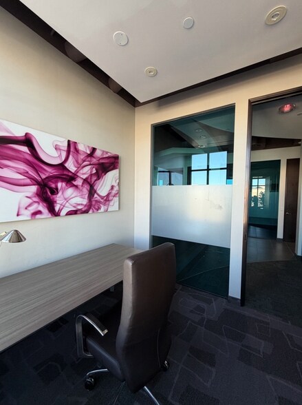 More Photos Of 7135 E Camelback Rd, Scottsdale Coworking Space