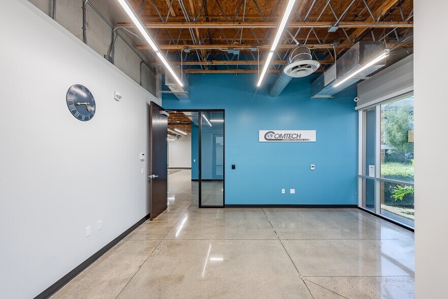 More Photos Of 25371 Commercentre Dr, Lake Forest Office For Sale