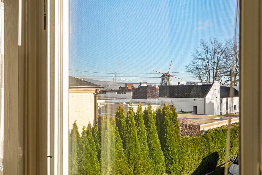 More Photos Of 709 Grover St, Lynden Office For Lease