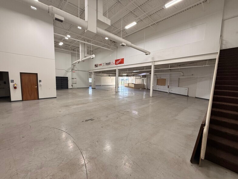 More Photos Of 7522-7528 E Pendleton Pike, Indianapolis Research And Development For Lease