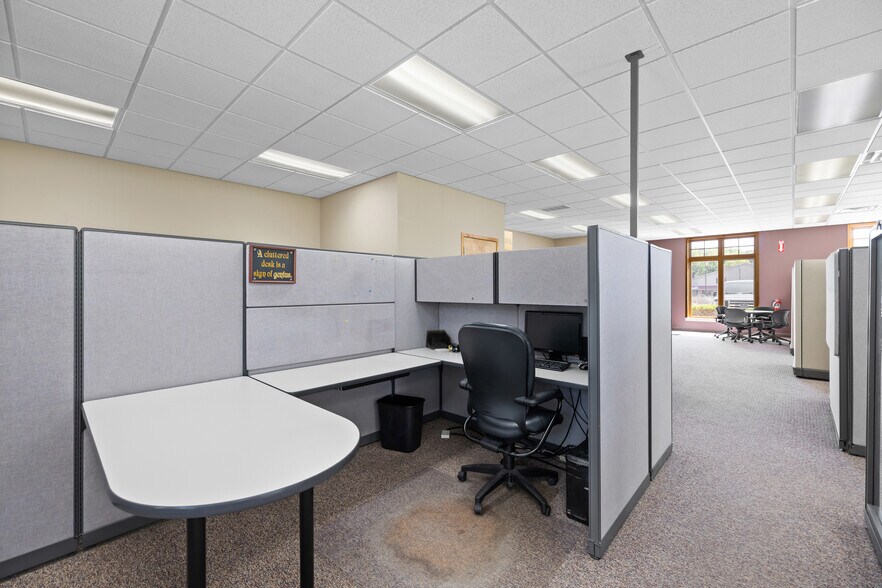 More Photos Of 3598 Green Pointe Ctr, Hamilton Office For Sale