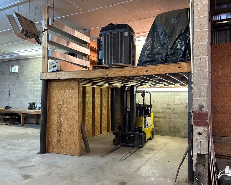 More Photos Of 515 S Noble St, Anniston Light Distribution For Sale