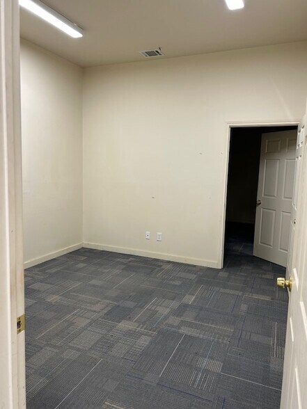 More Photos Of 8503 Lava Hill Rd, Austin Warehouse For Lease