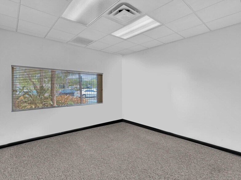More Photos Of 2200 N University Dr, Sunrise Warehouse For Lease