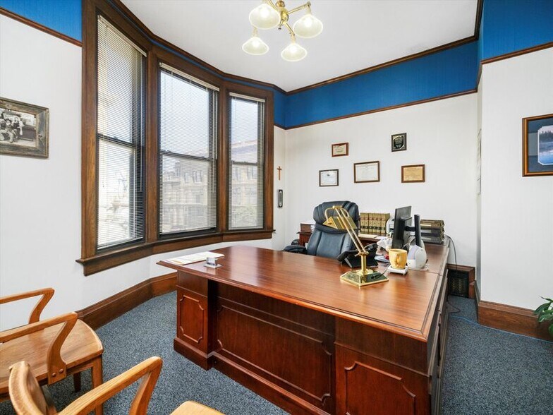 More Photos Of 921-931 8th St, Manitowoc Office For Lease