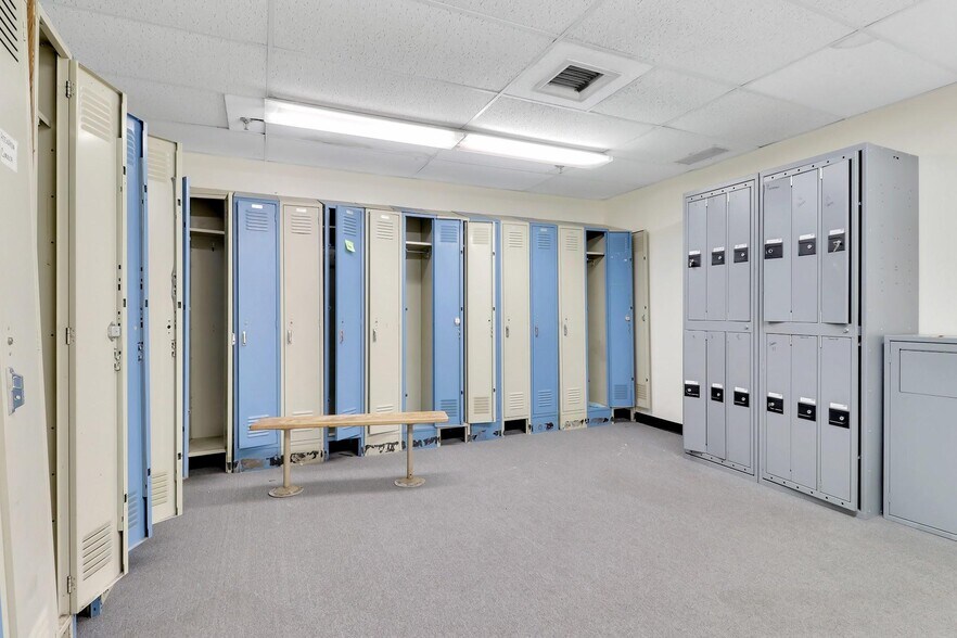 More Photos Of 40 Commercial Ave, Middletown Warehouse For Lease