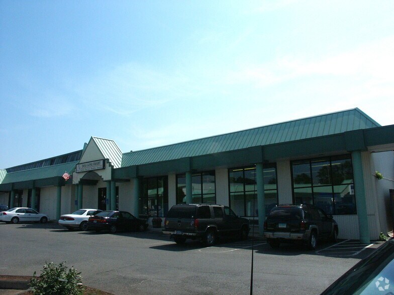 More Photos Of 15 Cross St, Norwalk Unknown For Lease