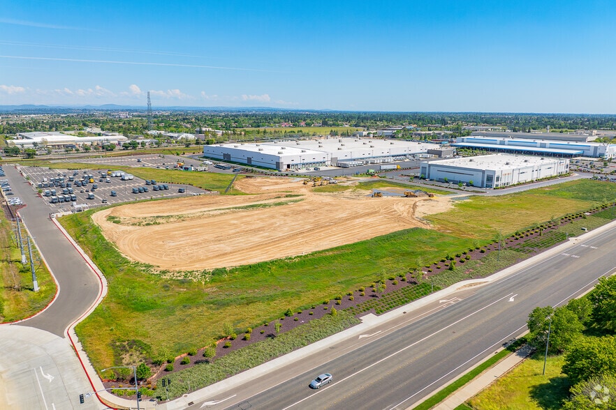 More Photos Of Foothills Blvd, Roseville Distribution For Lease