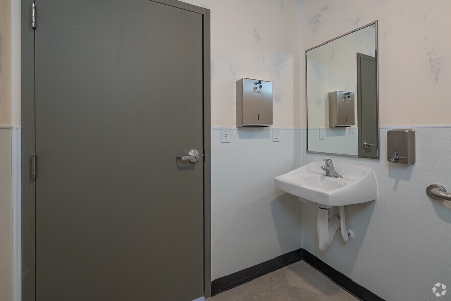 More Photos Of 3747 W Parkway Blvd, West Valley City Warehouse For Lease