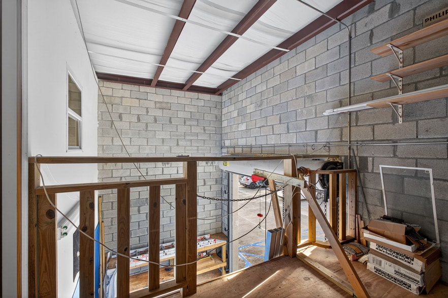 More Photos Of 3097-3117 SE Gran Park Way, Stuart Light Manufacturing For Sale