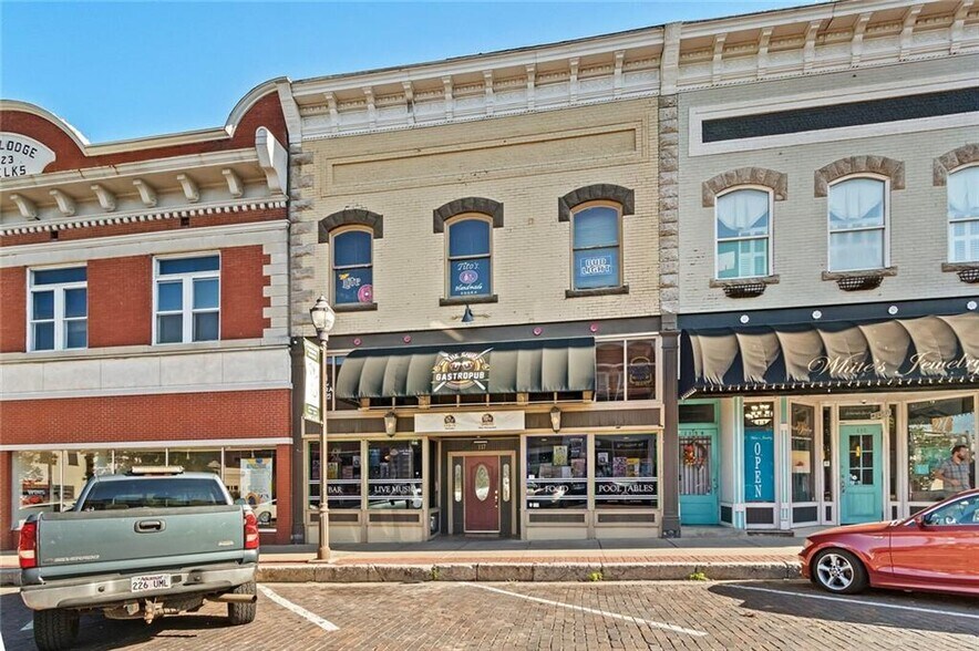 More Photos Of 117 W Walnut St, Rogers Restaurant For Lease