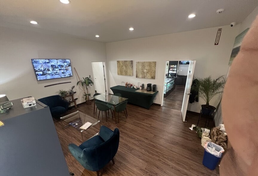 More Photos Of 14000 Ventura Blvd, Sherman Oaks Freestanding For Sale