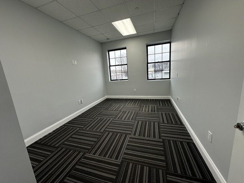 More Photos Of 4366 Victory Blvd, Staten Island Warehouse For Lease