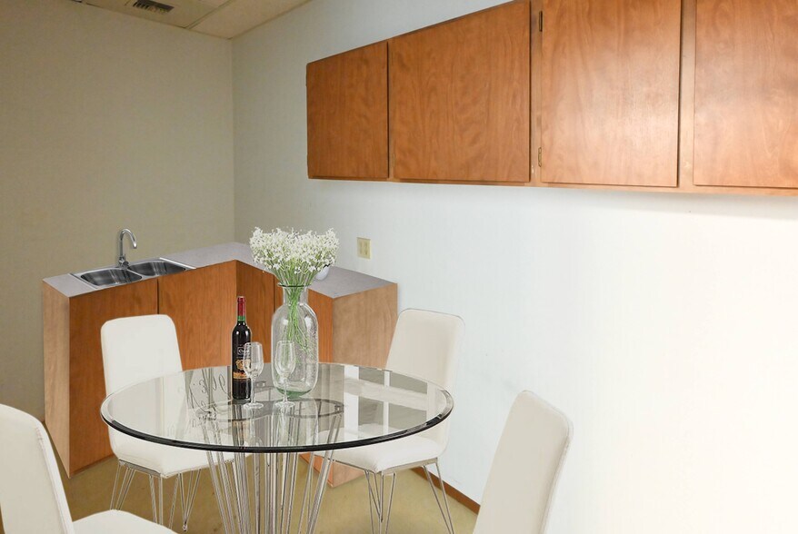 More Photos Of 3327 NE 125th Ave, Seattle Office For Sale