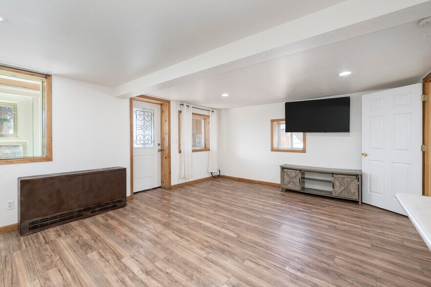 More Photos Of 695 Agate ave, Granby Flex For Sale