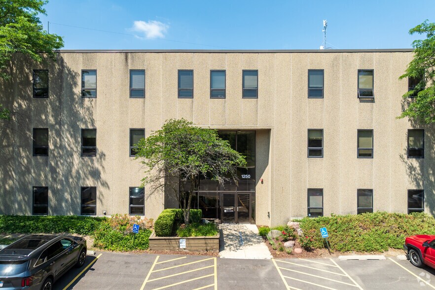 More Photos Of 1250 S Grove Ave, Barrington Office For Lease