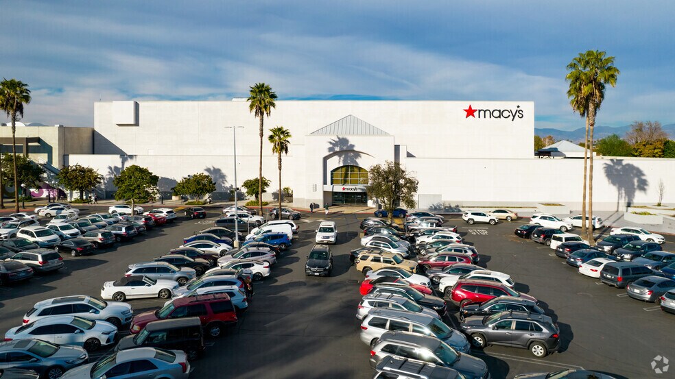 More Photos Of 14040 Riverside Dr, Sherman Oaks Department Store For Lease