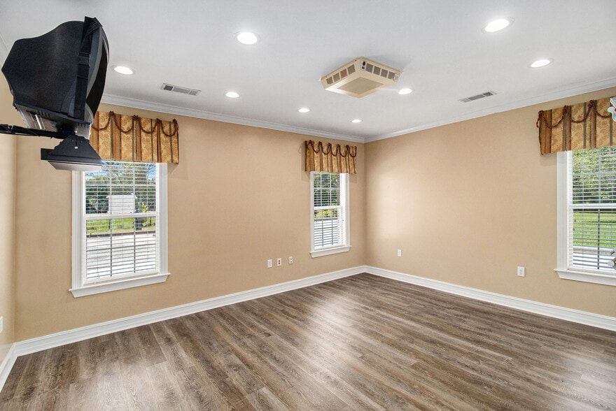 More Photos Of 3175 Highway 81 W, Hampton Storefront Retail Office For Sale