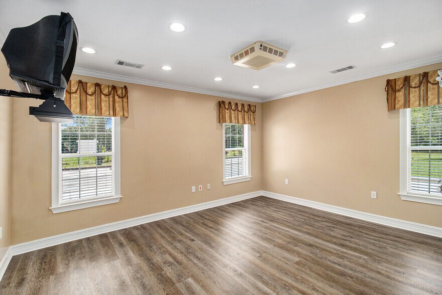 More Photos Of 3175 Highway 81 W, Hampton Storefront Retail Office For Lease