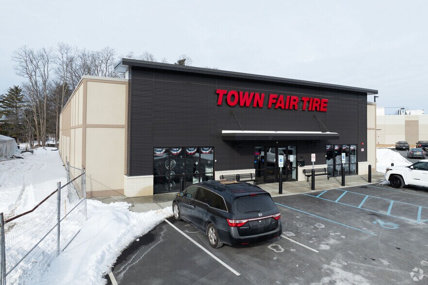 More Photos Of 5 Halfmoon Crossing Blvd, Clifton Park Freestanding For Lease