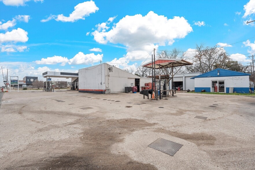 More Photos Of 201 W Oak St, West Service Station For Sale
