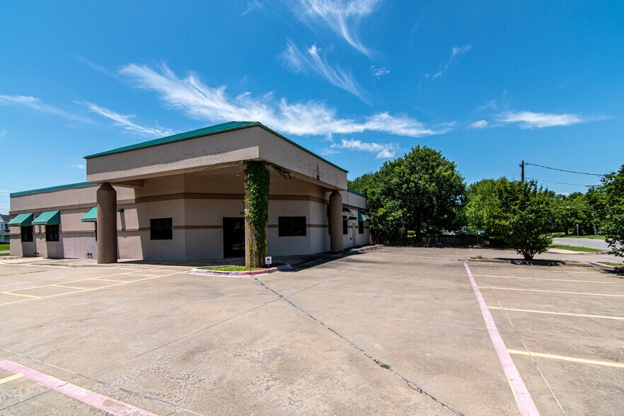 More Photos Of 201 W 5th St, Bonham Medical For Lease