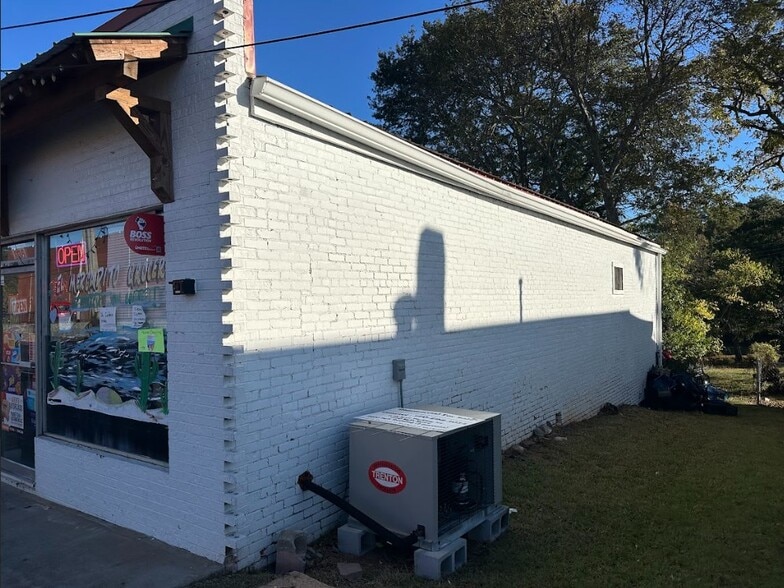 More Photos Of 836 S Broad St, Commerce Freestanding For Sale