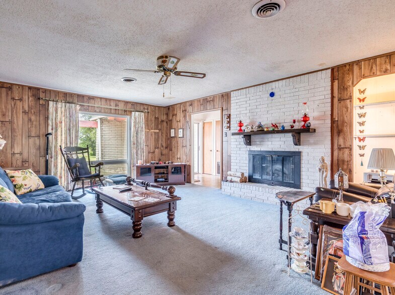 More Photos Of 12900 Lowden Ln, Manchaca Specialty For Lease