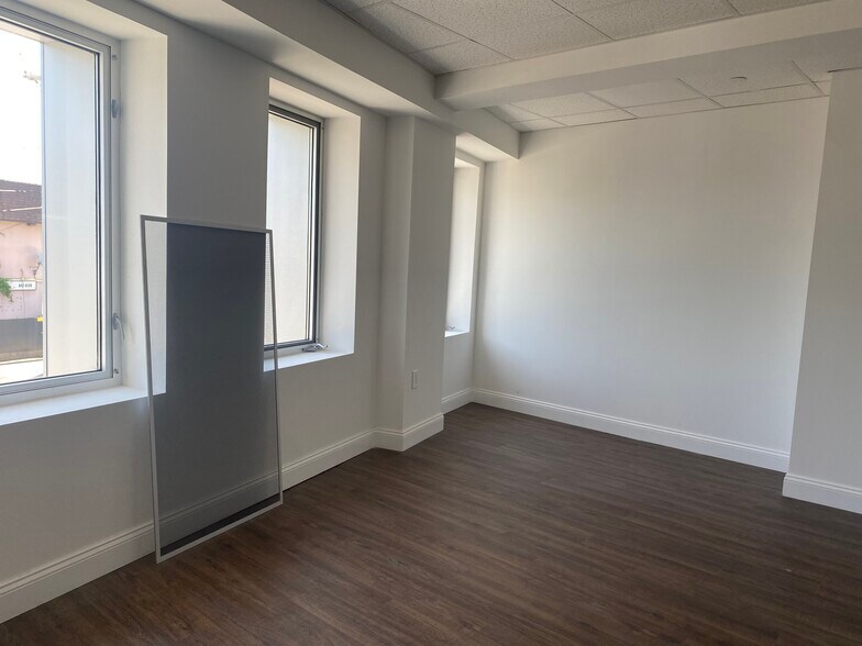 More Photos Of 1909 Great Neck Rd, Copiague Freestanding For Lease