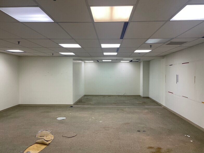 More Photos Of 100 N Queen St, Lancaster Office For Sale