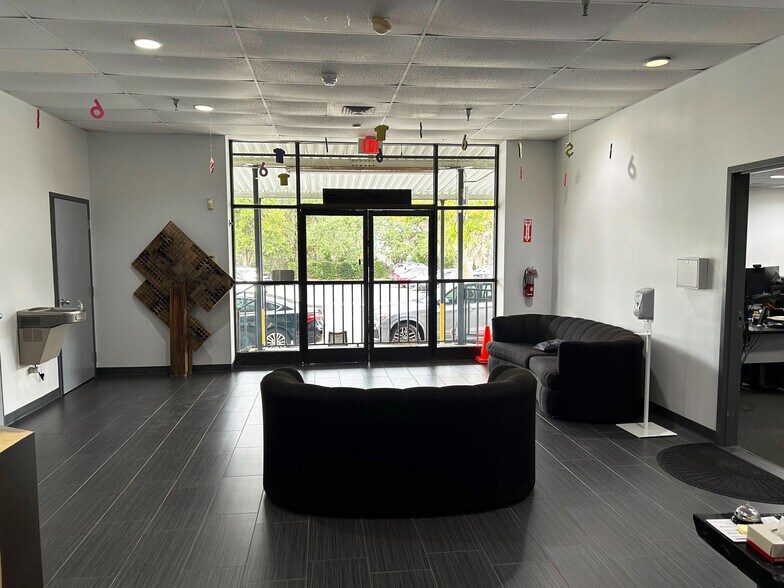 More Photos Of 2708 Ne Waldo Rd, Gainesville Showroom For Sale