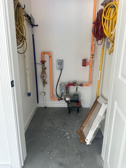 More Photos Of 703 E Oates Rd, Garland Unknown For Lease