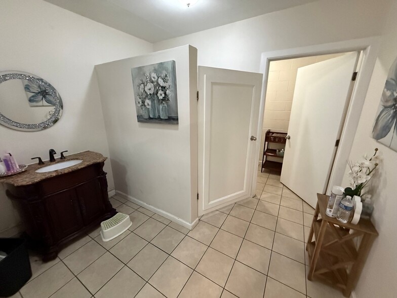 More Photos Of 11471 Vanowen St, North Hollywood Warehouse For Lease