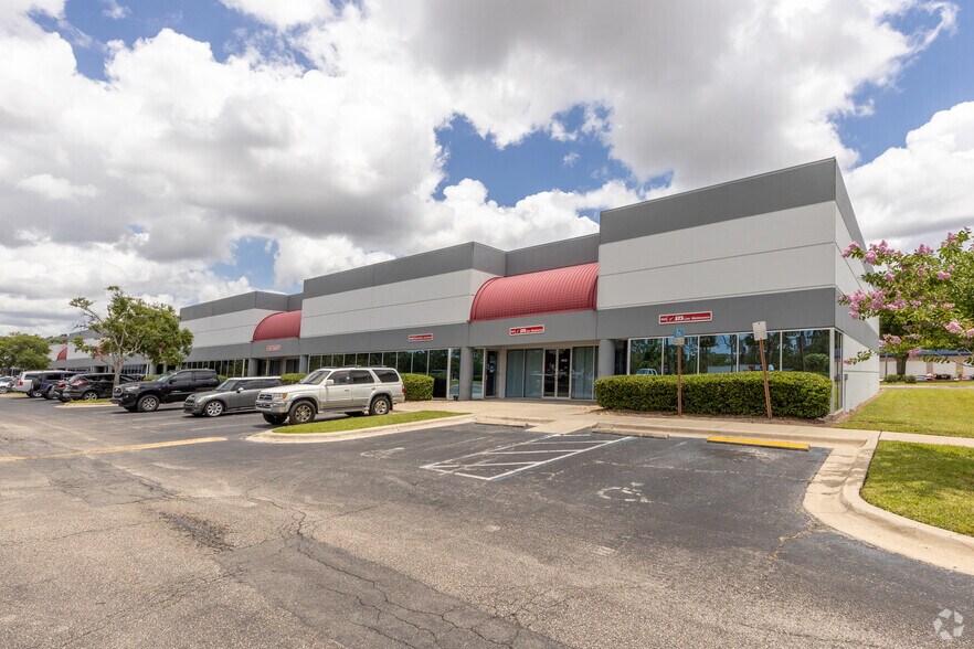 More Photos Of 9391-9640 Tradeport Dr, Orlando Showroom For Lease