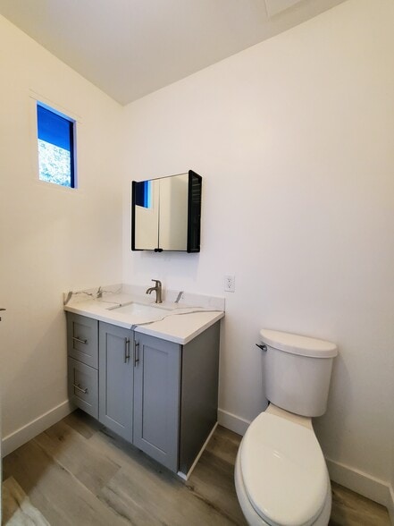 More Photos Of 11426 Ventura Blvd, Studio City Loft Creative Space For Lease