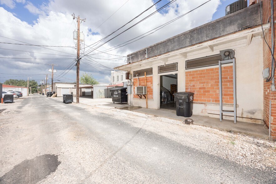 More Photos Of 1118 18th St, Hondo Storefront For Sale