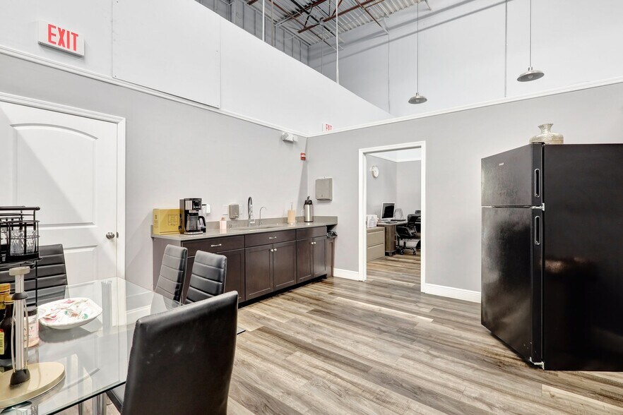 More Photos Of 1200 S Rogers Cir, Boca Raton Warehouse For Lease