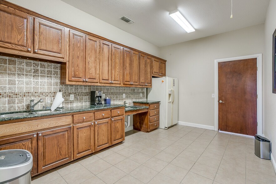 More Photos Of 4255 W Risinger Rd, Fort Worth Office For Lease