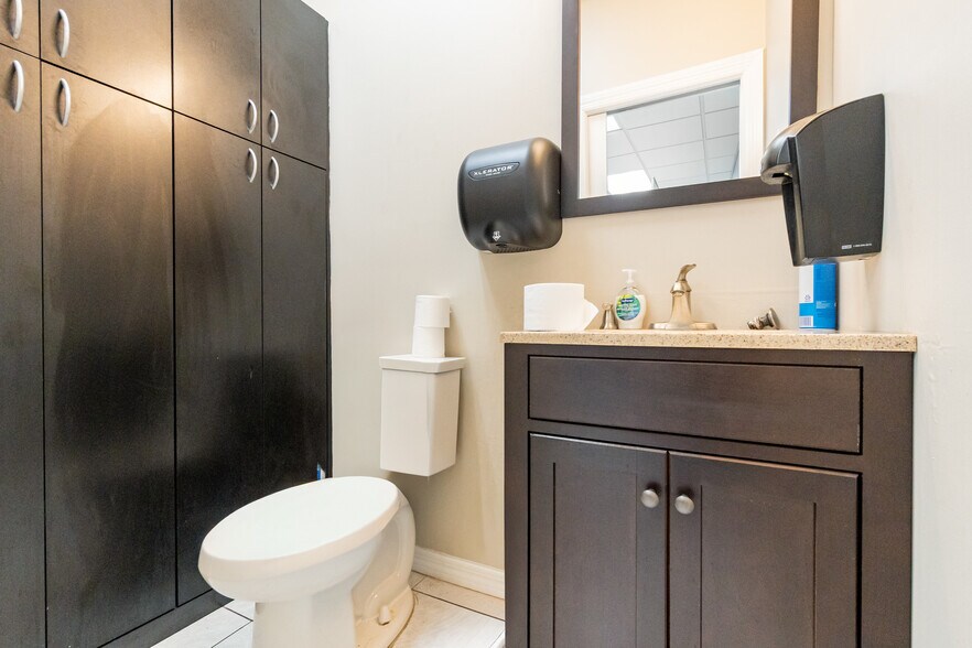 More Photos Of 204 5th St, Orlando Industrial For Sale