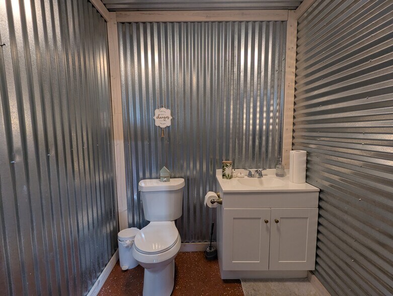 More Photos Of 660 Highway 105 E, Sour Lake General Retail For Lease