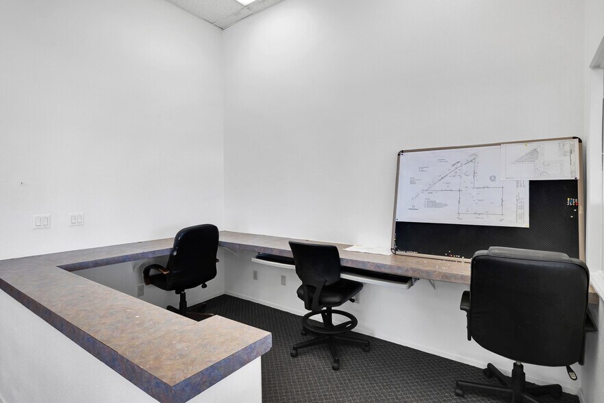 More Photos Of 2660 Pearblossom Hwy, Palmdale Office Residential For Sale