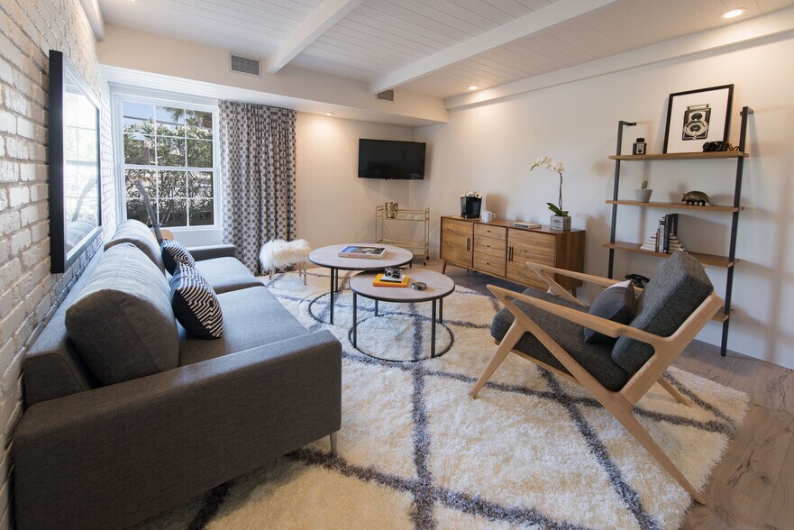 More Photos Of 111 S Via Las Palmas, Palm Springs Hotel For Sale