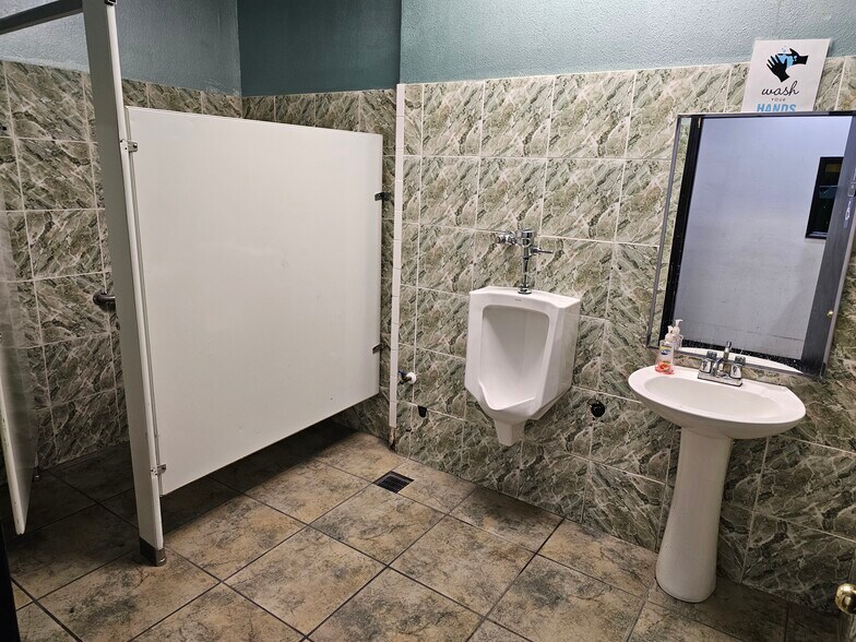 More Photos Of 953 E Sahara Ave, Las Vegas Storefront For Sale