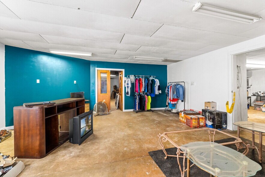 More Photos Of 805 N Magnolia Ave, Luling Flex For Sale